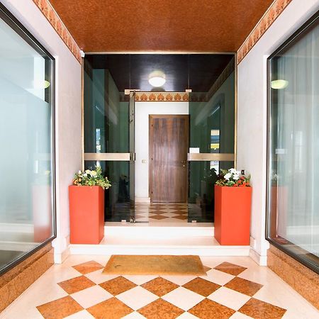 Holiday Treviso Suite Venezia Bagian luar foto