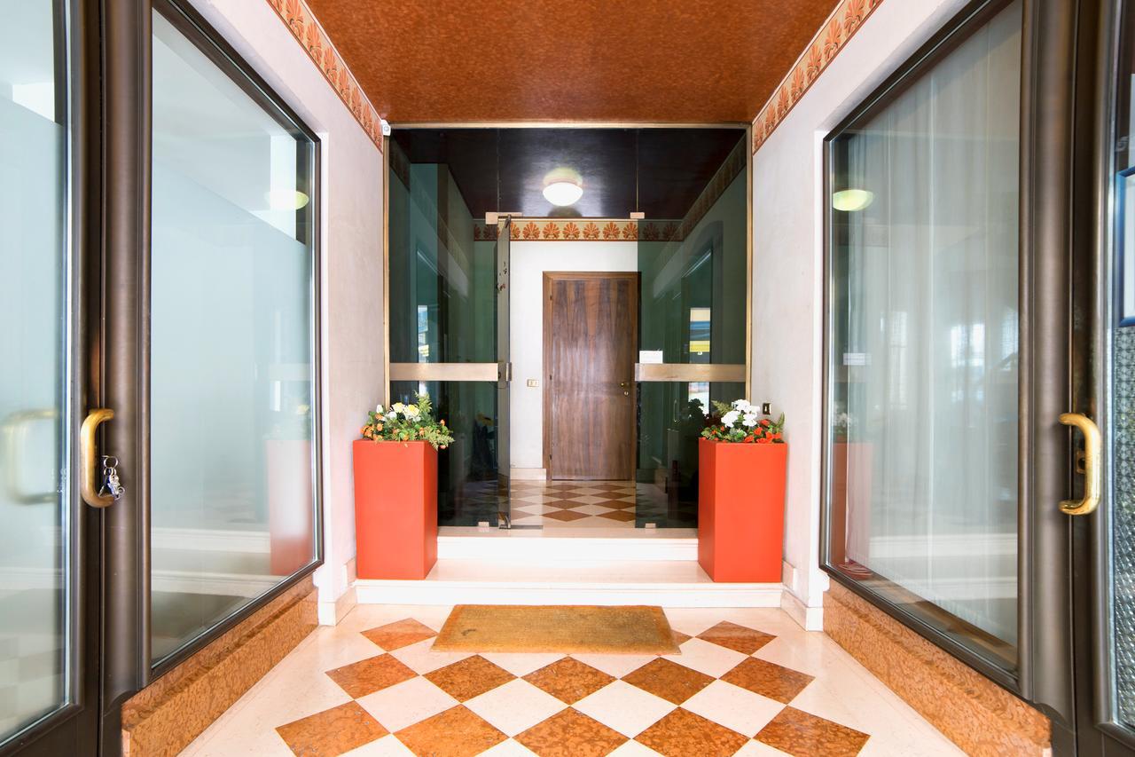 Holiday Treviso Suite Venezia Bagian luar foto